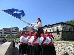 Uno de los dantzaris ondea la bandera de Igartza. [Juantxo Unanua]