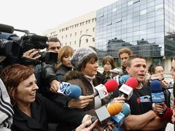 Luis Miguel Gómez Bastelleros atiende a los medios de comunicación al término del juicio celebrado hoy en Pamplona. [Jesús Diges/EFE]