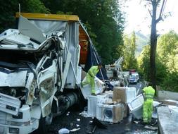 Estado en el que ha quedado el camión tras el accidente. [JOSEBI RAMOS]