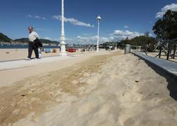 Las piedras y la arena de Ondarreta, principal problema de la preparación de las playas