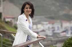 Aintzane Ezenarro posa en un mirador de Getaria, con la falda del monte Antón al fondo. ::                             USOZ