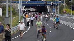 Primeros pasos. Cientos de guipuzcoanos, a pie, en bicicleta o patines, pasean por el nuevo tramo de la autovía del Urumea que atraviesa el túnel de Zorroaga. ::                             MICHELENA