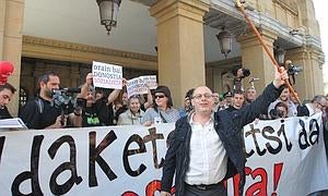 Izagirre saluda en el exterior del Ayuntamiento de San Sebastián. /Telepress