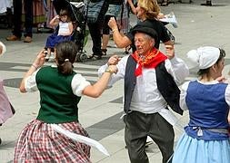 Ataviados con el traje típico de baserritarra, fueron muchos los que se animaron a bailar en esta jornada organizada por Ereintza Dantza Taldea. ::                             FOTOS: ARIZMENDI