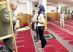 La consejera de Justicia, Idoia Mendia, y la directora de Derechos Humanos, Inés Ibáñez de Maeztu, durante su visita a una mezquita de Bilbao. :: JORDI ALEMANY