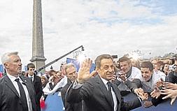 Sarkozy se quita el reloj