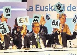 Apoyo. Antonio Basagoiti, acompañado por Borja Sémper, Iñaki Oyarzábal y Alfonso Alonso durante una de las votaciones realizadas ayer. ::                             TELEPRESS
