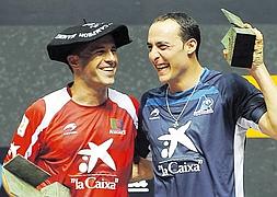 Finalistas. Aimar Olaizola y Juan Martínez de Irujo sonríen en el podio del frontón Bizkaia durante la entrega de premios. :: JOSÉ MARI LÓPEZ