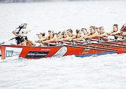 Líderes. La trainera de Zumaia realiza una ciaboga, ayer en Zarautz. ::                             JOSÉ MARI LÓPEZ