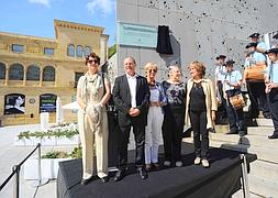 Placa al alcalde Sasiain en la plaza Zuloaga. /J. M. LÓPEZ