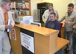 Presencial y online. Javier Arranz, Pedro Alegre y José Antonio Santano se acercaron ayer a la Ventanilla empresarial, que físicamente está en el SAC pero ofrece servicio también en irun.org. ::                             F. DE LA HERA