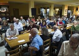 Máxima asistencia. Cada sesión con el economista Jesús Burguera ha mejorado la asistencia de las anteriores. La Irungo Atsegiña, equipada con pantalla, proyector y megafonía ha resultado ser una muy práctica sala de conferencias. ::                             F. DE LA HERA