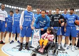 Nahia, en marzo, con el entrenador y los jugadores del GBC. ::                             M.                             FRAILE