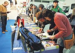 Treinta expositores. Visitantes de la feria consultan el material expuesto en un stand. ::                             FOTOS: F. PORTU