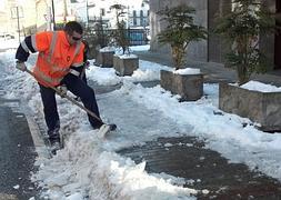 Un operario retira el hielo en Leitza. E. Belauntzaran