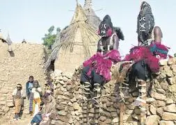 Danzantes de la zona con sus características máscaras y zancos