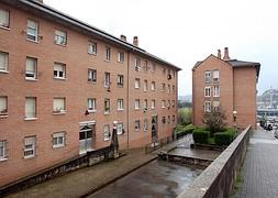 Vecinos de Lezo retiran de la fachada elementos para la recogida del PaP