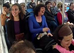 Partirse de risa en el autobús