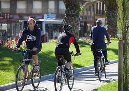 Ciclistas por un bidegorri de Donostia. / Michelena