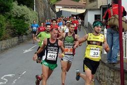 Participantes del Flysch Trail de 2013 bajando la cuesta de Foronda. ::                             ROMATET