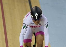 Leire Olaberria corre en pista con el maillot del Fullgas. ::                             DV