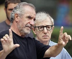 Javier Aguirresarobe encuadra un plano junto a Woody Allen, con quien ha trabajado en varias películas. ::                             REUTERS