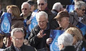 Miembros de las Comunidades Cristianas Populares, el colectivo Herria 2000 Eliza y la Coordinadora de Sacerdotes de Euskal Herria en la concentración hoy en Vitoria para mostrar su adhesión a la movilización a favor de los derechos humanos de los presos de ETA convocada para el sábado en Bilbao por el colectivo "Tantaz tanta". EFE/David Aguilar