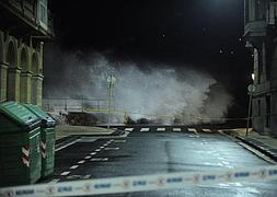 Puentes y calles se cortaron en Donostia ante la nueva amenaza del mar :: JOSÉ MARI LÓPEZ