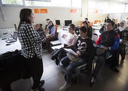 Bidez Bide muestra el camino a los inmigrantes para homologar sus títulos