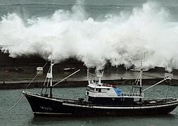 Las olas llegan a las lonjas de pescadores de Bermeo tras desplazar tres bloques
