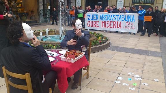 Una de las últimas protestas de los trabajadores de la empresa de Zetoa frente al Preco en Donostia. 