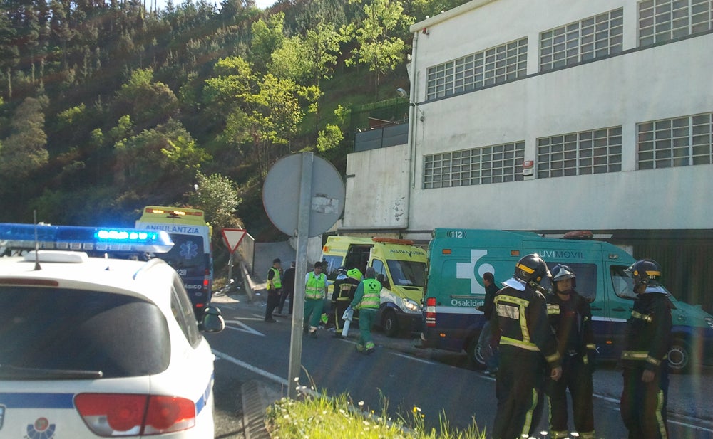 Sanitarios, bomberos y agentes de la Ertzaintza en la fundición Azkola 