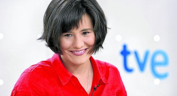 Pili Calvo perdió la visión  a los 19 años debido a  una enfermedad genética. Abajo, con Kenzie su  perro guía. 