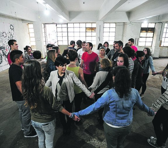 Complicado. El corro se atasca y toca buscar una solución.
