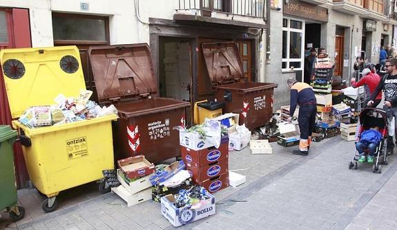 Contenedores dispuestos en la calle Elkano para recoger y reciclar los residuos que genera la feria.