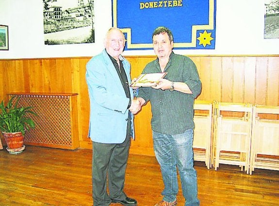 Ganador. Uterga recoge el premio.
