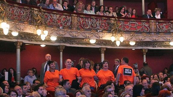 Momento en el que los parlamentarios se han puesto en pie en el Teatro Arriaga. 