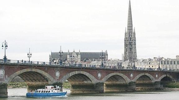 Famoso puente de piedra de Burdeos