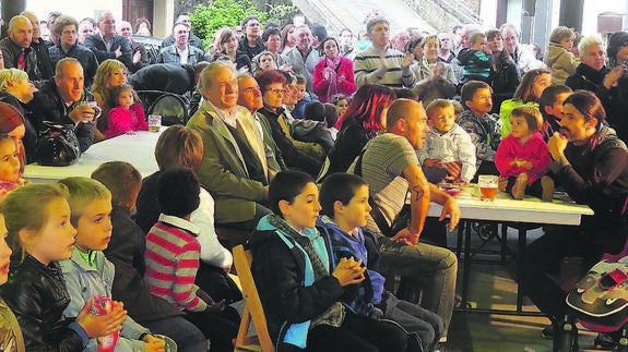 Animación en la feria de la cerveza de Orio