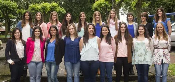 Abajo, Miriam Moreno González, Nagore Larrión Peña, Itziar Juarros Aizpitarte, Eluska Tellechea Arana, Naiara López Paniagua, Carla Torres Fernández, Enara Arrizabalaga Sobrino, Amets Ugarte Jauregi, Arrate Etxeberria Arratibel. Arriba, Uxue Gaztelumendi Zuazu, Marta Lasagabaster Jáuregui, Larraitz Echeverría Arsuaga, Amaia Valentín Cabello, Lorena Valencia Elosua, Maialen Ugarte Cortés, Garbiñe Iruretagoyena Martín, Jaione de Pedro Clemente, Maitane Aranguren Susperregui y Nerea García Berasategui.