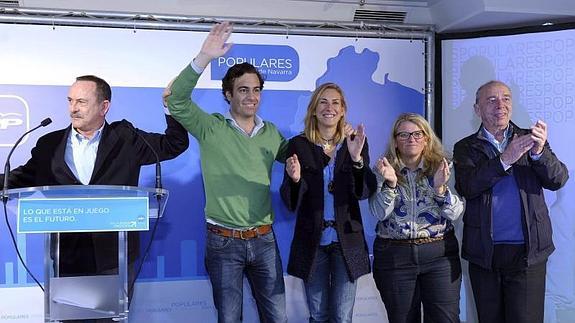 El navarro Pablo Zalba (2i), junto al presidente del PPN, Enrique Martín (i), las parlamentarias Ana Beltrán (c) y Amaya Zarranz y el diputado José Cruz Lapazarán (d) 