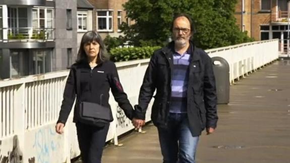 Los padres de Hodei pasean por Amberes, en un reportaje de la televisión belga