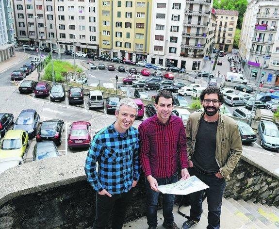 Mikel Aparicio, Unai Gómez y Ernesto Galván ante el espacio de Errebal