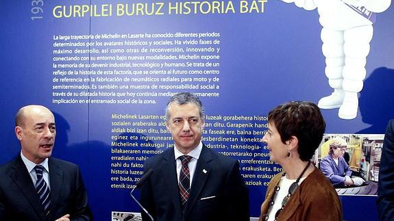 El lehendakari, Iñigo Urkullu, y la consejera de Desarrollo Económico y Competitividad, Arantza Tapia, han visitado las instalaciones de la fábrica de Michelín en Lasarte-Oria con motivo de su 80 aniversario junto al director de esta planta, Felipe García Martín. 