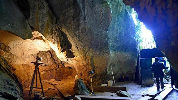 Trabajos en la cueva de Praielaitz. 