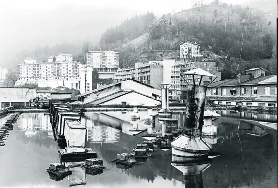 'Ciudad taller'. Una de las fotografías de la muestra sobre los antiguos edificios industriales de Eibar