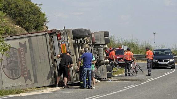 Fallecen dos ciclistas en Navarra tras volcar un camión sobre ellos