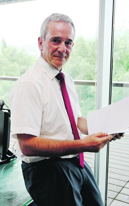 Manuel Salaverria, en su despacho antes de la entrevista.