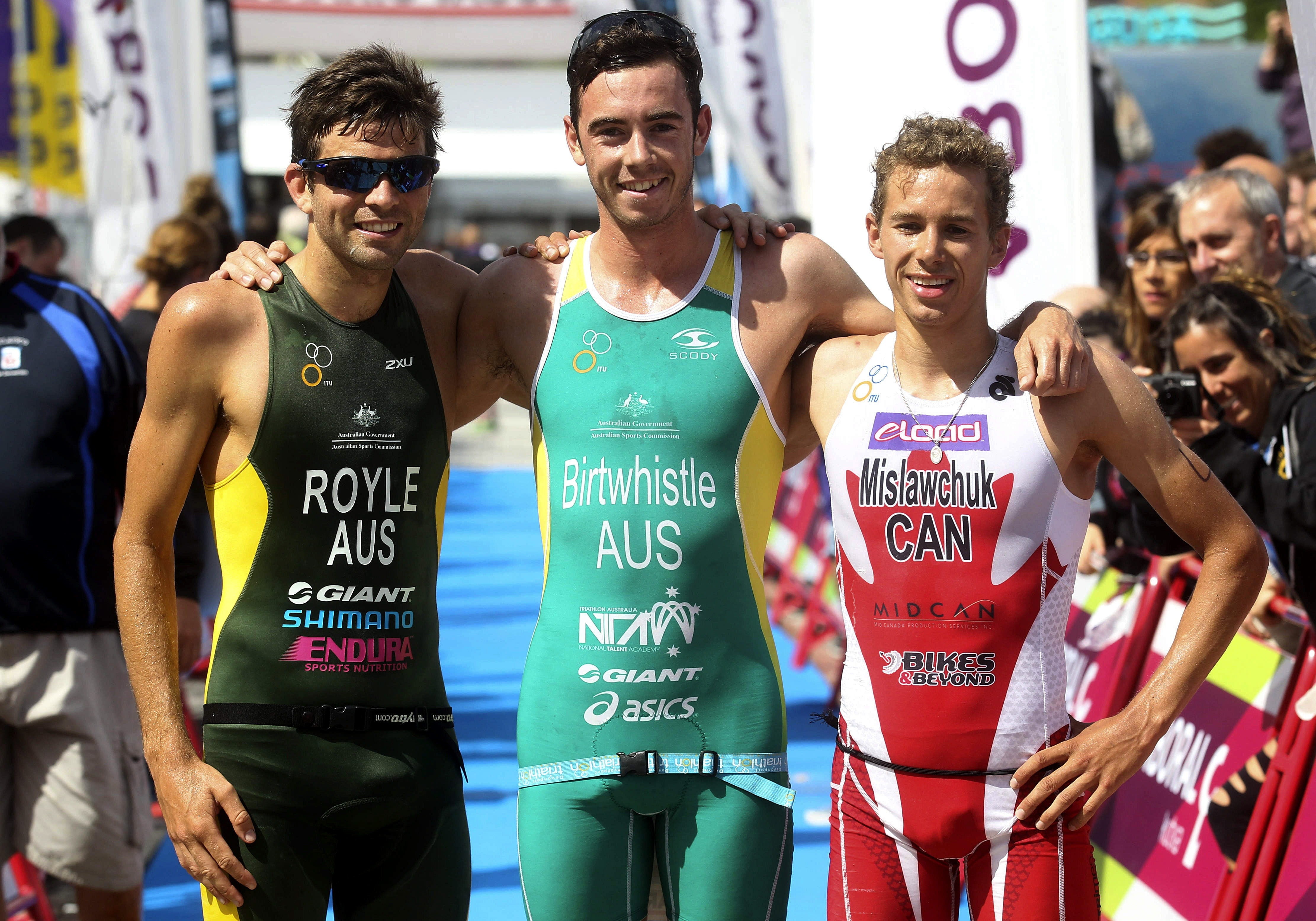 Jake Birtwhistle (centro) venció por delante de Aaron Royle (izquiera) y Tyler Mislawchuk (derecha)