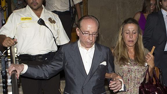 El patriarca con Begoña, saliendo de los juzgados en 2012.